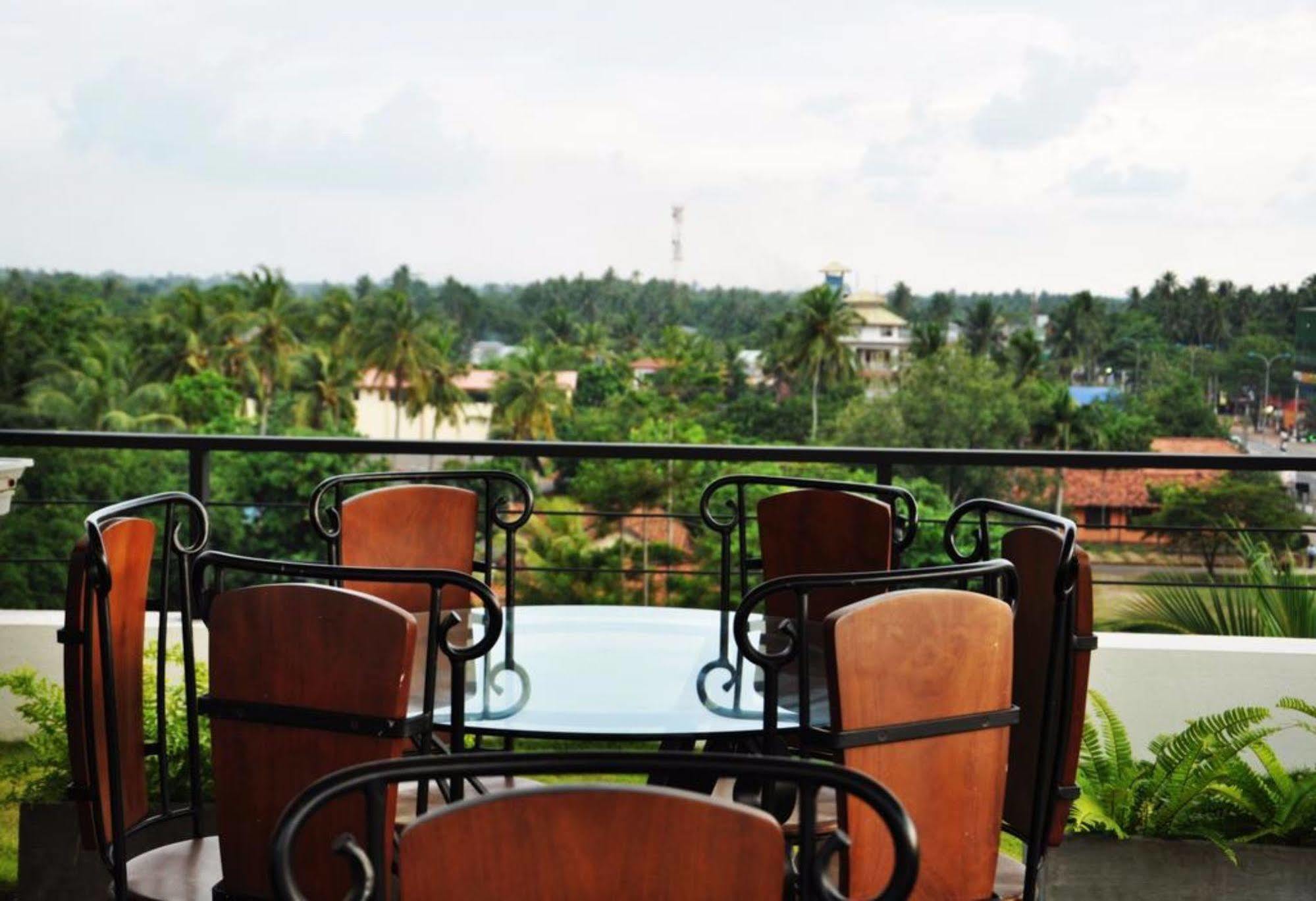 Cockpit Airport Reach Hotel Katunayake Exterior photo